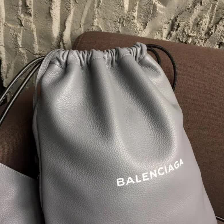 BALENCIAG巴黎世家 進口小牛皮材質 雙肩背包 抽繩開合袋口  BL1782